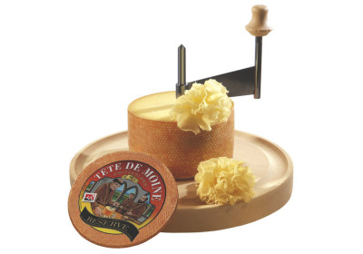 Formaggio svizzero un po' più morbido del Gruyères, il Tête de Moine si mangia sotto forma di rosette...