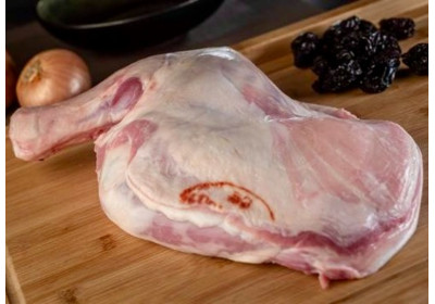 San Giovanni è sempre raffigurato con un agnello sulle spalle