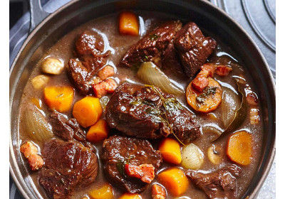 Expresión culinaria francesa: PON LOS PIES EN EL PLATO