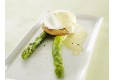 Asparagi, uovo in camicia, zabaione alla birra, streusel di nocciole e parmigiano