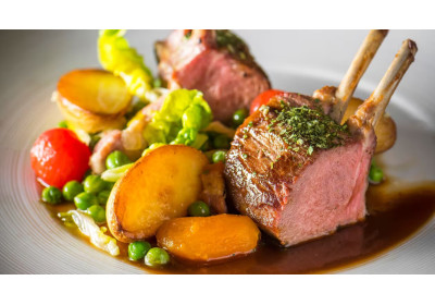 CARRÈ DI AGNELLO DA LATTE COTTO IN FLEUR DE SEL, FRICASSE GOURMET DI PISELLI, FAGIOLI E ASPARAGI