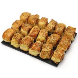 Salchichas de hojaldre en bandeja