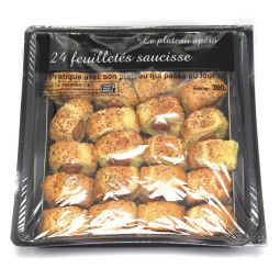 Salsichas de massa folhada em uma bandeja x24