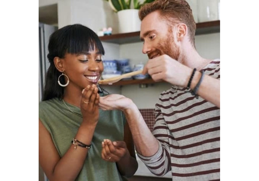 Anna et Cormac sont un couple atypique leur couple est qualifié de 3 mots : amour mixité et engagement.