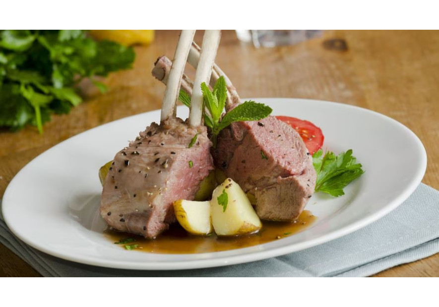 Costillar de cordero asado, salsa de menta
